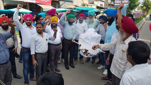 ਸਾਂਝਾ ਅਧਿਆਪਕ ਮੋਰਚਾ ਨੇ ਫੂਕਿਆ ਮੁੱਖ ਮੰਤਰੀ ਦਾ ਪੁਤਲਾ