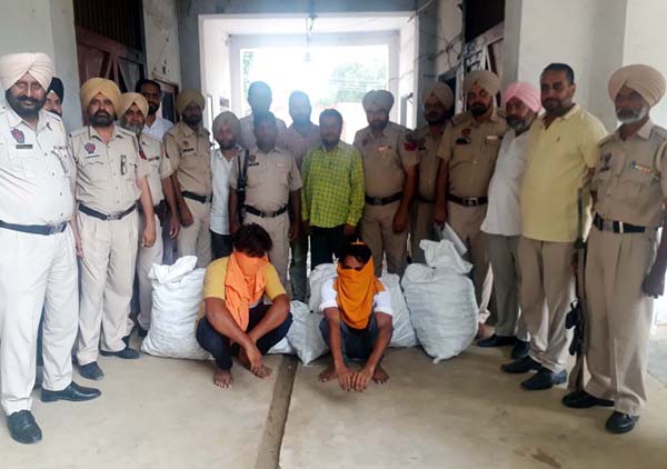 2 ਕਾਰ ਸਵਾਰ ਰਾਜਸਥਾਨੀ 1150 ਨਸ਼ੇ ਵਾਲੀਅਾਂ ਸ਼ੀਸ਼ੀਆਂ ਸਮੇਤ ਕਾਬੂ, 1 ਫਰਾਰ