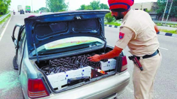 ਜਲੰਧਰ ਜਾ ਰਹੀ ਨਾਜਾਇਜ਼ ਸ਼ਰਾਬ ਨਾਲ ਭਰੀ ਕਾਰ ਗੁਰਾਇਆ ਵਿਖੇ ਹਾਦਸਾਗ੍ਰਸਤ