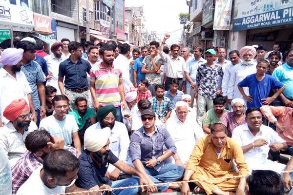 ਸੀਵਰੇਜ ਦੇ ਪਾਣੀ ਦੀ ਨਿਕਾਸੀ ਨਾ ਹੋਣ ਕਾਰਨ ਦੁਕਾਨਦਾਰਾਂ ਨੇ ਦਿੱਤਾ ਧਰਨਾ