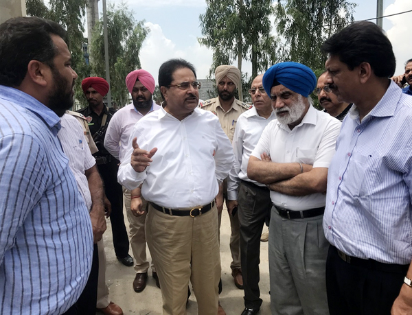 ਸੋਨੀ ਨੇ ਡੇਰਾਬੱਸੀ ਦੀਆਂ 2 ਫੈਕਟਰੀਆਂ ''ਚ ਮਾਰਿਆ ਛਾਪਾ