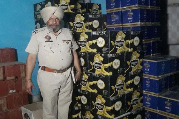 ਅੰਗਰੇਜ਼ੀ ਸ਼ਰਾਬ ਦੀਅਾਂ ਇਕ ਹਜ਼ਾਰ ਪੇਟੀਅਾਂ ਬਰਾਮਦ