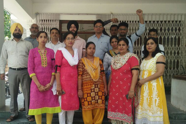 ਡਾਕ ਵਿਭਾਗ ਦੇ ਕਰਮਚਾਰੀਆਂ ਨੇ ਕਾਲੇ ਬਿੱਲੇ ਲਾ ਕੇ ਪ੍ਰਗਟਾਇਅਾ ਰੋਸ