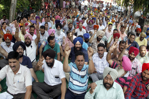 ਸਾਂਝੇ ਮੋਰਚੇ ਦੇ ਆਗੂਆਂ ਦੀ ਮੁਅੱਤਲੀ ’ਤੇ ਭਡ਼ਕੇ ਅਧਿਆਪਕ ਕਚਹਿਰੀ ਚੌਕ ’ਚ ਚੱਕਾ ਜਾਮ, ਸਿੱਖਿਆ ਮੰਤਰੀ ਖਿਲਾਫ ਨਾਅਰੇਬਾਜ਼ੀ