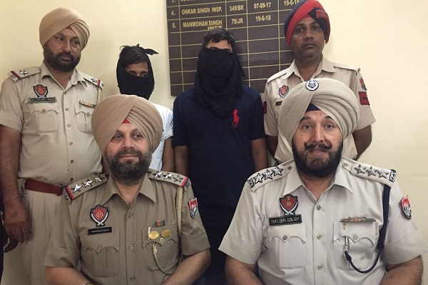 ਮਾਲਕ ਨੂੰ ਨਸ਼ੇ ਵਾਲੀ ਚੀਜ਼ ਖੁਅਾ ਕੇ ਨੌਕਰ ਗਹਿਣੇ ਤੇ 5 ਲੱਖ ਦੀ ਨਕਦੀ ਲੈ ਕੇ ਫਰਾਰ