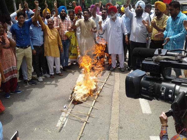 ਮੁਲਾਜ਼ਮ ਜਥੇਬੰਦੀਆਂ ਨੇ ਘੇਰਿਆ ਮਿੰਨੀ ਸਕੱਤਰੇਤ