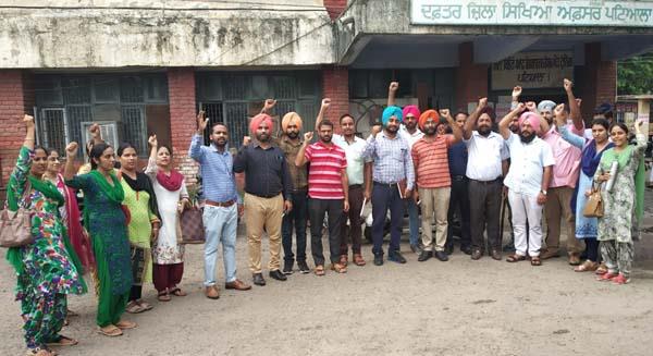 share teacher front handed over memorandum