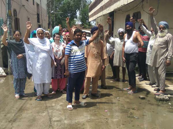 ਔਰਤਾਂ ਨੇ ਪ੍ਰਸ਼ਾਸਨ ਦਾ ਕੀਤਾ ਪਿੱਟ-ਸਿਆਪਾ