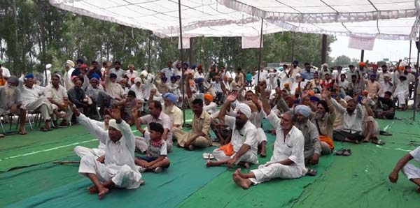 ਟਰੱਕ ਯੂਨੀਅਨਾਂ ਵੱਲੋਂ ਚੱਕਾ ਜਾਮ