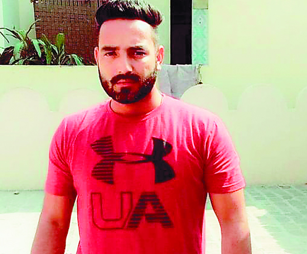 ਹੱਤਿਆਰਿਅਾਂ ਦੀ ਗ੍ਰਿਫਤਾਰੀ ਦੀ ਮੰਗ ਨੂੰ ਲੈ ਕੇ ਪਰਿਵਾਰ ਵਾਲਿਅਾਂ ਲਾਸ਼ ਸੜਕ ’ਤੇ ਰੱਖ ਕੇ ਲਾਇਆ ਧਰਨਾ