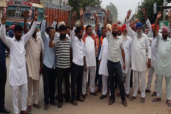 ਵਾਹਨ ਚਾਲਕਾਂ ਵਲੋਂ ਪ੍ਰਸ਼ਾਸਨ ਖਿਲਾਫ ਪ੍ਰਦਰਸ਼ਨ ਬੱਲਡ਼ਵਾਲ ਦੀ ਮਨਜ਼ੂਰਸ਼ੁਦਾ ਖੱਡ ਨੂੰ ਚਲਾਉਣ ਦੀ ਕੀਤੀ ਮੰਗ