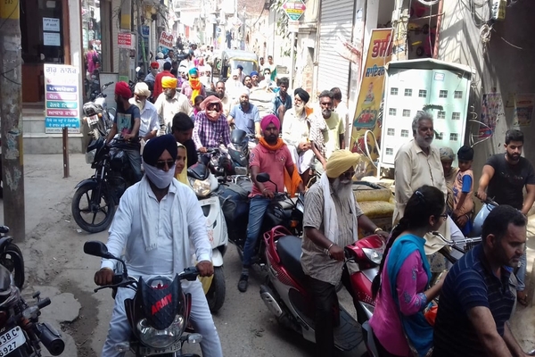 ਸ਼ਹਿਰ ਦੀ ਟ੍ਰੈਫਿਕ ਸਮੱਸਿਆ ਨੂੰ ਹੱਲ ਕੀਤਾ ਜਾਵੇ