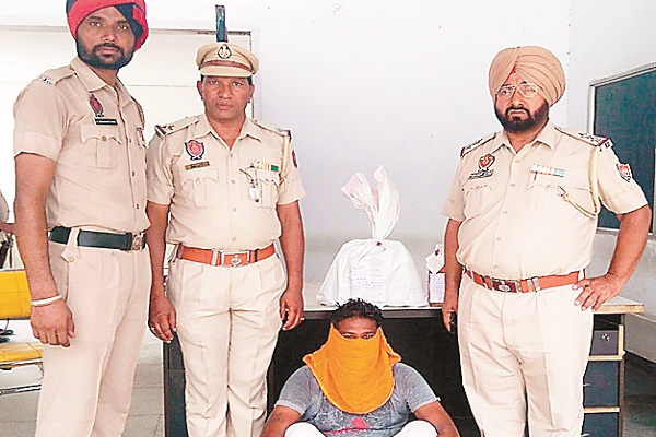 11 ਬੋਤਲਾਂ ਨਾਜਾਇਜ਼ ਸ਼ਰਾਬ ਸਣੇ ਕਾਬੂ