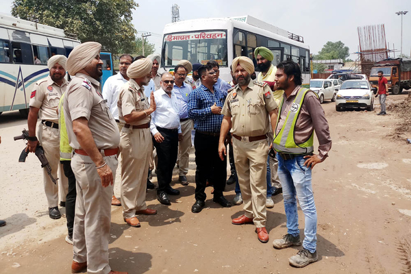 ਫਲਾਈਓਵਰ ਦੇ ਨਿਰਮਾਣ ਕਾਰਨ ਆਵਾਜਾਈ ਬੰਦ ਕਰਨ ਦੀ ਮੰਗ