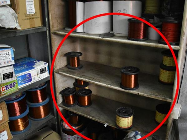 robbers escaped with looted copper at the tip of pistol