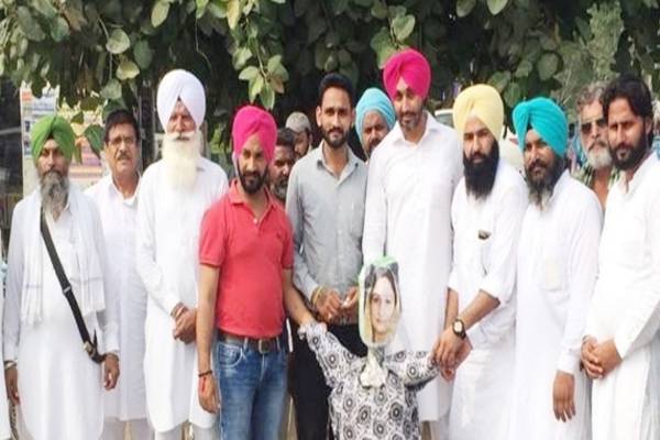 ਕਾਂਗਰਸੀਆਂ ਫੂਕਿਆ ਹਰਸਿਮਰਤ ਕੌਰ ਬਾਦਲ ਦਾ ਪੁਤਲਾ