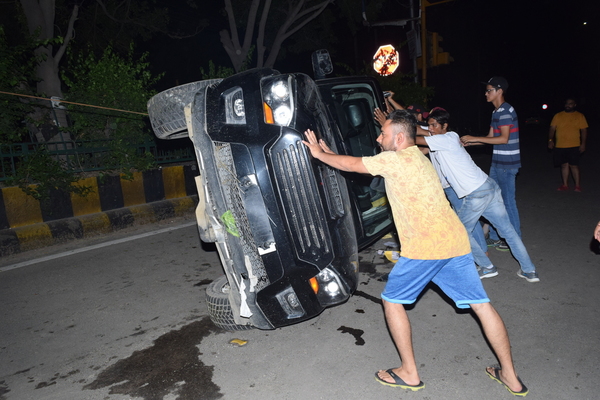 ਸਮਰਾ ਚੌਕ ’ਚ ਬੱਸ ਸਟੈਂਡ ਵੱਲ ਮੋੜਦਿਅਾਂ ਵਪਾਰੀ ਦੀ ਸਕਾਰਪੀਓ ਪਲਟੀ