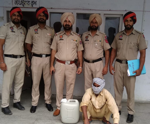 18 ਬੋਤਲਾਂ ਨਾਜਾਇਜ਼ ਸ਼ਰਾਬ ਸਮੇਤ ਕਾਬੂ