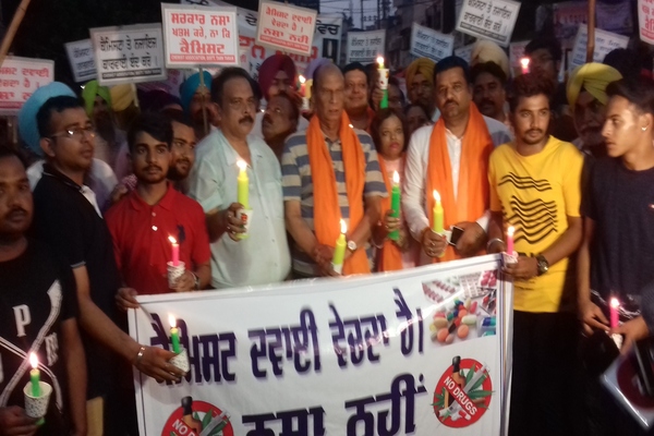 ਜ਼ਿਲਾ ਕੈਮਿਸਟ ਐਸੋਸੀਏੇਸ਼ਨ ਵੱਲੋਂ ਨਸ਼ਿਆਂ ਖਿਲਾਫ ਕੀਤਾ ਗਿਆ ਕੈਂਡਲ ਮਾਰਚ