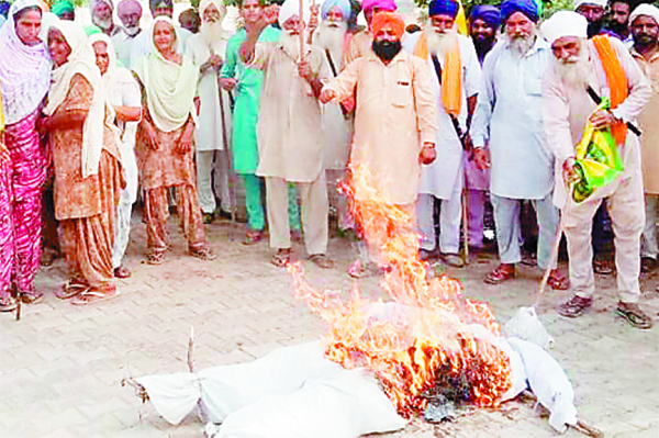 ਕਿਸਾਨਾਂ ਨੇ ਪੰਜਾਬ ਸਰਕਾਰ ਦੀ ਅਰਥੀ ਫੂਕੀ