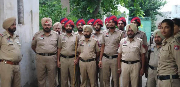 ਕੋਤਵਾਲੀ ਪੁਲਸ ਨੇ ਝੁੱਗੀ-ਝੌਂਪਡ਼ੀਅਾਂ ਦੀ ਕੀਤੀ ਅਚਨਚੇਤ ਚੈਕਿੰਗ