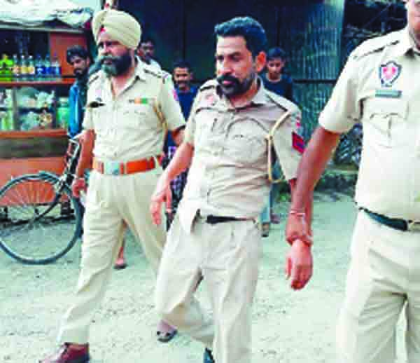 ਨਸ਼ੇ ’ਚ ਧੁੱਤ ਜ਼ਮੀਨ ’ਤੇ ਪਏ ਦੋ ਮੁਲਾਜ਼ਮਾਂ ਦੀ ਲੋਕਾਂ ਨੇ ਬਣਾਈ ਵੀਡੀਓ