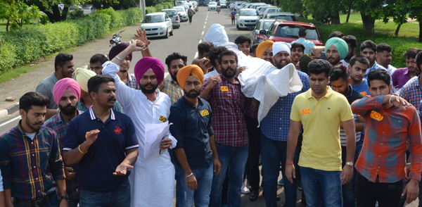 ਨਤੀਜੇ ’ਚ ਦੇਰੀ ’ਤੇ  ਗੁੱਸਾਏ  ਸੋਈ ਵਰਕਰਾਂ ਨੇ ਘੇਰਿਅਾ ਐਡਮਨਿਸਟ੍ਰੇਸ਼ਨ ਬਲਾਕ