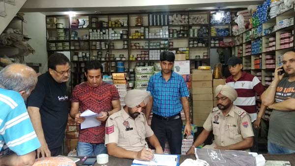 ਦੁਕਾਨਾਂ ਦੇ ਤਾਲੇ ਤੋੜ ਕੇ ਚੋਰਾਂ ਨੇ ਉਡਾਇਆ ਲੱਖਾਂ ਦਾ ਮਾਲ ਤੇ ਨਕਦੀ