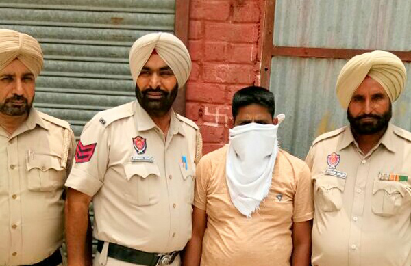 ਨਸ਼ੇ ਵਾਲੀਅਾਂ ਗੋਲੀਆਂ ਸਣੇ ਅਡ਼ਿੱਕੇ