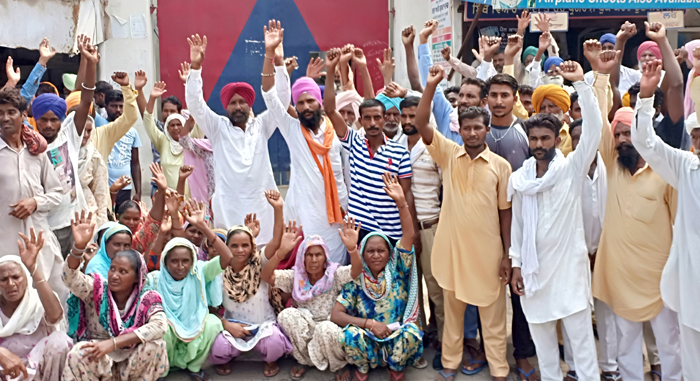 ਹਿਰਾਸਤ ’ਚ ਲਏ ਲੋਕਾਂ ਨੂੰ ਛੁਡਾਉਣ ਲਈ ਥਾਣੇ ਮੂਹਰੇ ਦਿੱਤਾ ਧਰਨਾ