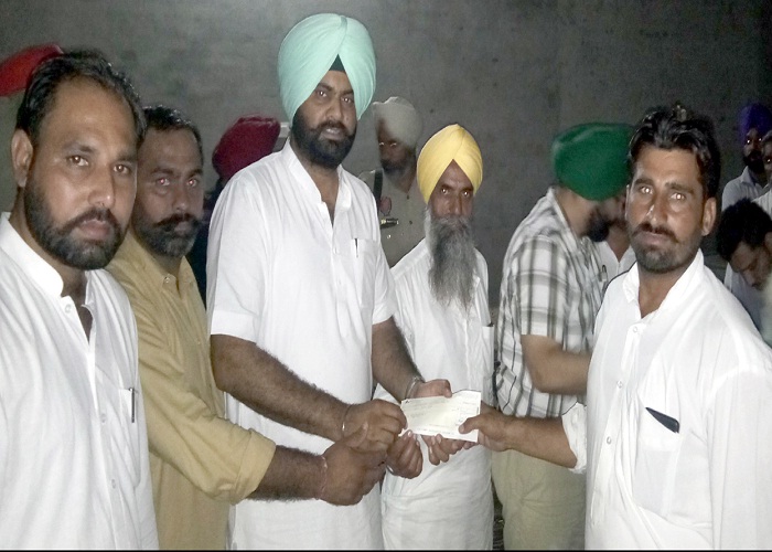 ਸਰਹੱਦੀ ਕਿਸਾਨਾਂ ਨੂੰ ਮੁਆਵਜਾਂ ਰਾਸ਼ੀ ਦੇ ਚੈੱਕ ਤਕਸੀਮ ਕਰਦੇ ਹੋਏ ਹਲਕਾ ਵਿਧਾਇਕ ਸੁਖਪਾਲ ਸਿੰਘ ਭੁੱਲਰ