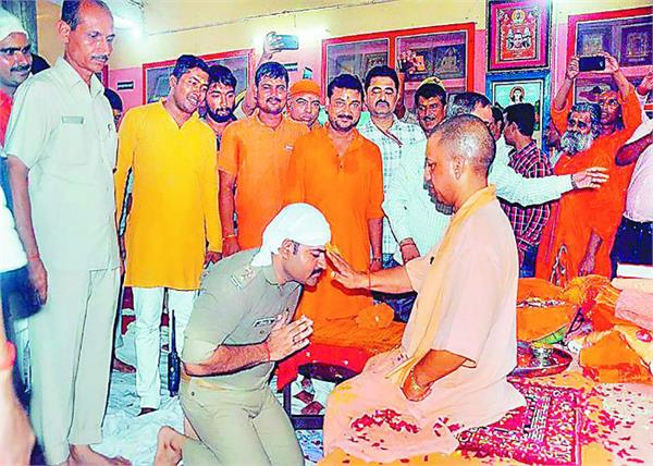 police personnel should pay tribute to adityanath
