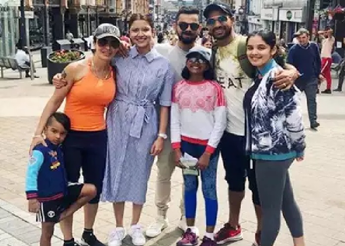 ਸ਼ਿਖਰ ਧਵਨ ਦੀ ਫੈਮਿਲੀ ਨਾਲ ਇੰਗਲੈਂਡ ''ਚ ਘੁੰਮ ਰਹੇ ਹਨ ਵਿਰਾਟ-ਅਨੁਸ਼ਕਾ