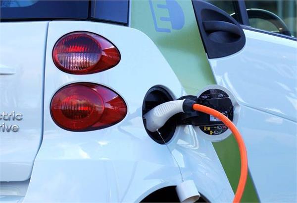 govt may levy higher tax on petrol  diesel cars   report