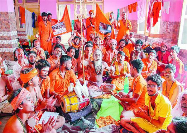 pilgrims performed darshan of holy shivaling