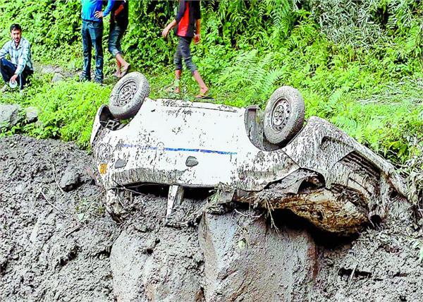 7 vehicles rurhiam cloud eruption in manali