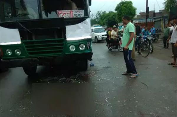 bus  rickshaw  collision