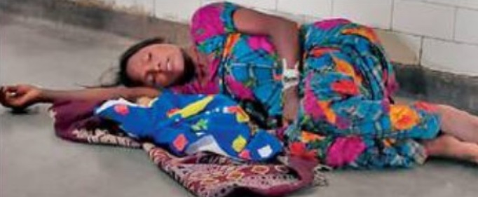 ਇਨਸਾਨੀਅਤ ਸ਼ਰਮਸਾਰ, ਡਿਲਿਵਰੀ ਤੋਂ ਬਾਅਦ ਨਵਜੰਮੇ ਬੱਚੇ ਨਾਲ ਬਰਾਂਡੇ 'ਚ ਪਈ ਰਹੀ ਔਰਤ