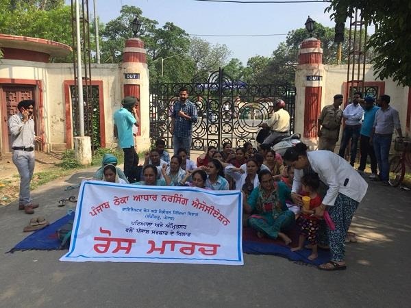ਰੈਗੂਲਰ ਭਰਤੀ ਦੀ ਮੰਗ ਨੂੰ ਲੈ ਕੇ ਮੈਡੀਕਲ ਕਾਲਜ ਦੀ ਛੱਤ 'ਤੇ ਚੜ੍ਹੀਆਂ ਨਰਸਾਂ