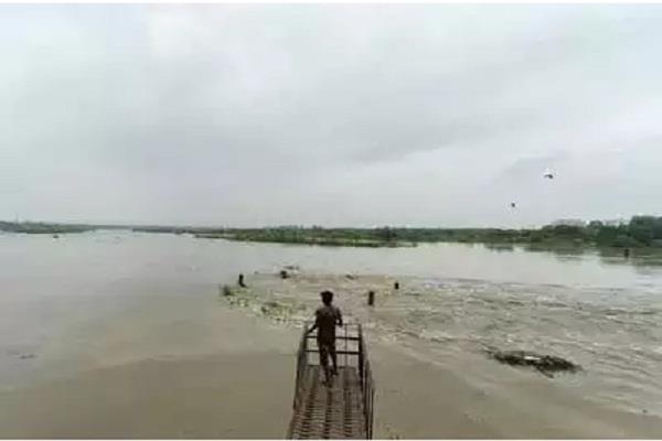 yamuna river flowing above danger mark in delhi