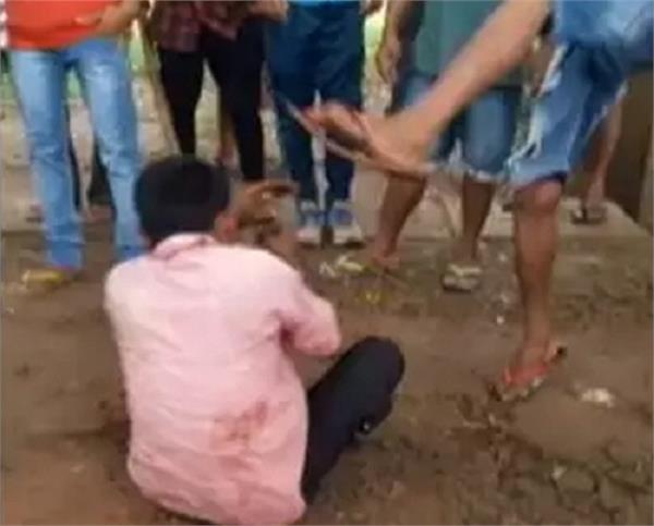 violent crowd 4 people assaulted