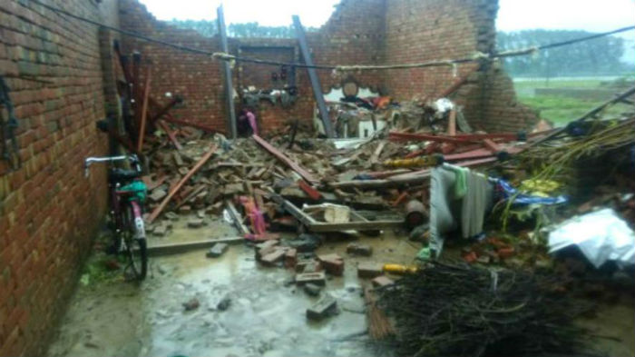 UP: ਭਾਰੀ ਬਾਰਸ਼, ਬਿਜਲੀ ਡਿੱਗਣ ਨਾਲ 72 ਘੰਟਿਆਂ ''ਚ 65 ਲੋਕਾਂ ਦੀ ਮੌਤ