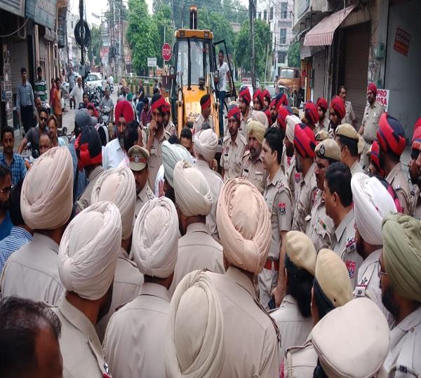 ਨਯਾ ਬਾਜ਼ਾਰ ''ਚ ਕਾਰਵਾਈ ਲਈ ਪਹੁੰਚੀ ਨਗਰ-ਨਿਗਮ ਟੀਮ