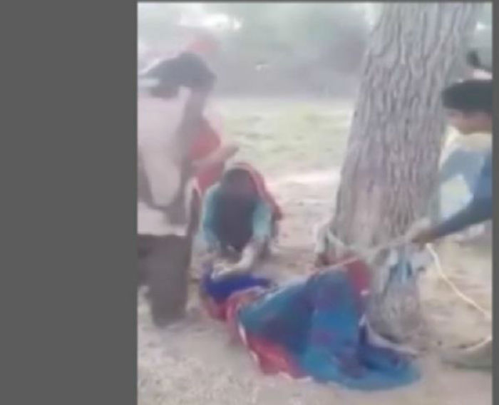 ਚੀਕਦੀ ਰਹੀ ਔਰਤ, ਦਰੱਖਤ ਨਾਲ ਬੰਨ੍ਹ ਕੇ ਡੰਡਿਆਂ ਨਾਲ ਕੁੱਟਦੇ ਰਹੇ ਲੋਕ