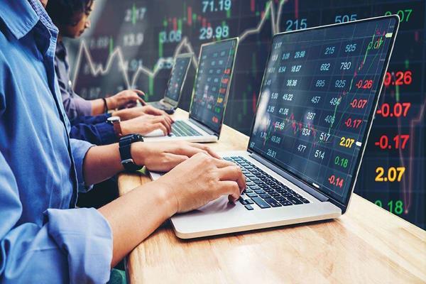 7 of the top 10 companies increased market capitalization of 79 929 crores