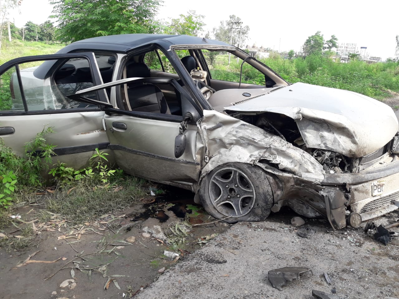 ਟਾਂਡਾ: ਦੋ ਕਾਰਾਂ 'ਚ ਭਿਆਨਕ ਟੱਕਰ, 9 ਲੋਕ ਜ਼ਖਮੀ (ਤਸਵੀਰਾਂ)