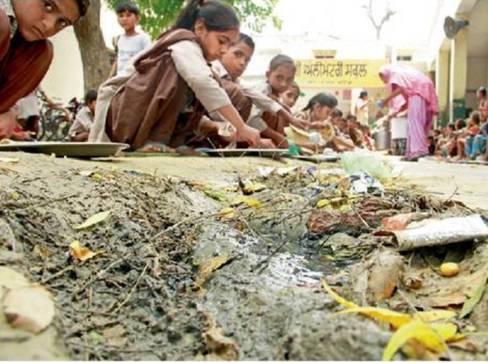 ਮਿਡ-ਡੇਅ-ਮੀਲ ''ਤੇ ਖਰਚ ਹੋ ਰਹੇ ਹਨ 220 ਕਰੋੜ ਪਰ ਨਿਕਲ ਰਹੇ ਹਨ ਕੀੜੇ-ਮਕੌੜੇ