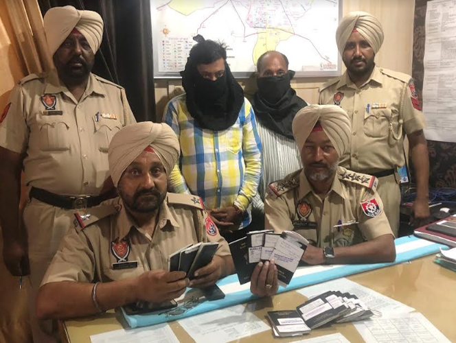 ਪੁਲਸ ਦੇ ਹੱਥ ਲੱਗੀ ਵੱਡੀ ਸਫਲਤਾ, ਦੋ ਟਰੈਵਲ ਏਜੰਟਾਂ ਨੂੰ ਕਾਬੂ ਕਰਕੇ 14 ਪਾਸਪੋਰਟ ਕੀਤੇ ਬਰਾਮਦ