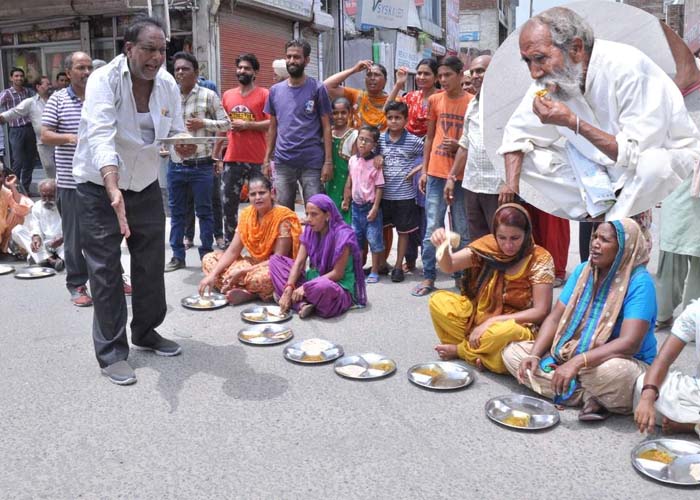 ਸੀਵਰੇਜ਼ ਦਾ ਗੰਦਾ ਪਾਣੀ ਘਰਾਂ ''ਚ ਆਉਣ ਕਾਰਨ ਲੋਕ ਨੇ ਸੜਕਾਂ ''ਤੇ ਬੈਠ ਕੀਤਾ ਭੋਜਨ