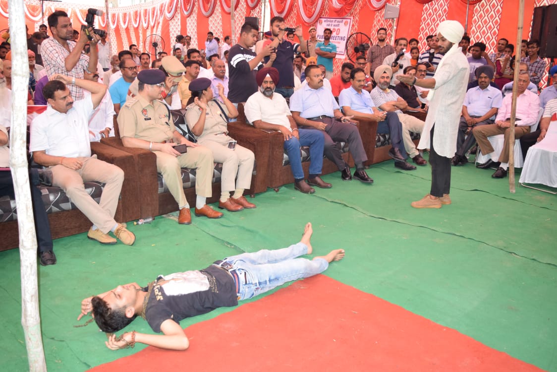 ਪਬਲਿਕ ਮੀਟਿੰਗ ''ਚ ਨਾਟਕ ਪੇਸ਼ ਕਰਕੇ ਨਸ਼ਿਆਂ ਖਿਲਾਫ ਲੋਕਾਂ ਨੂੰ ਕੀਤਾ ਜਾਗਰੂਕ